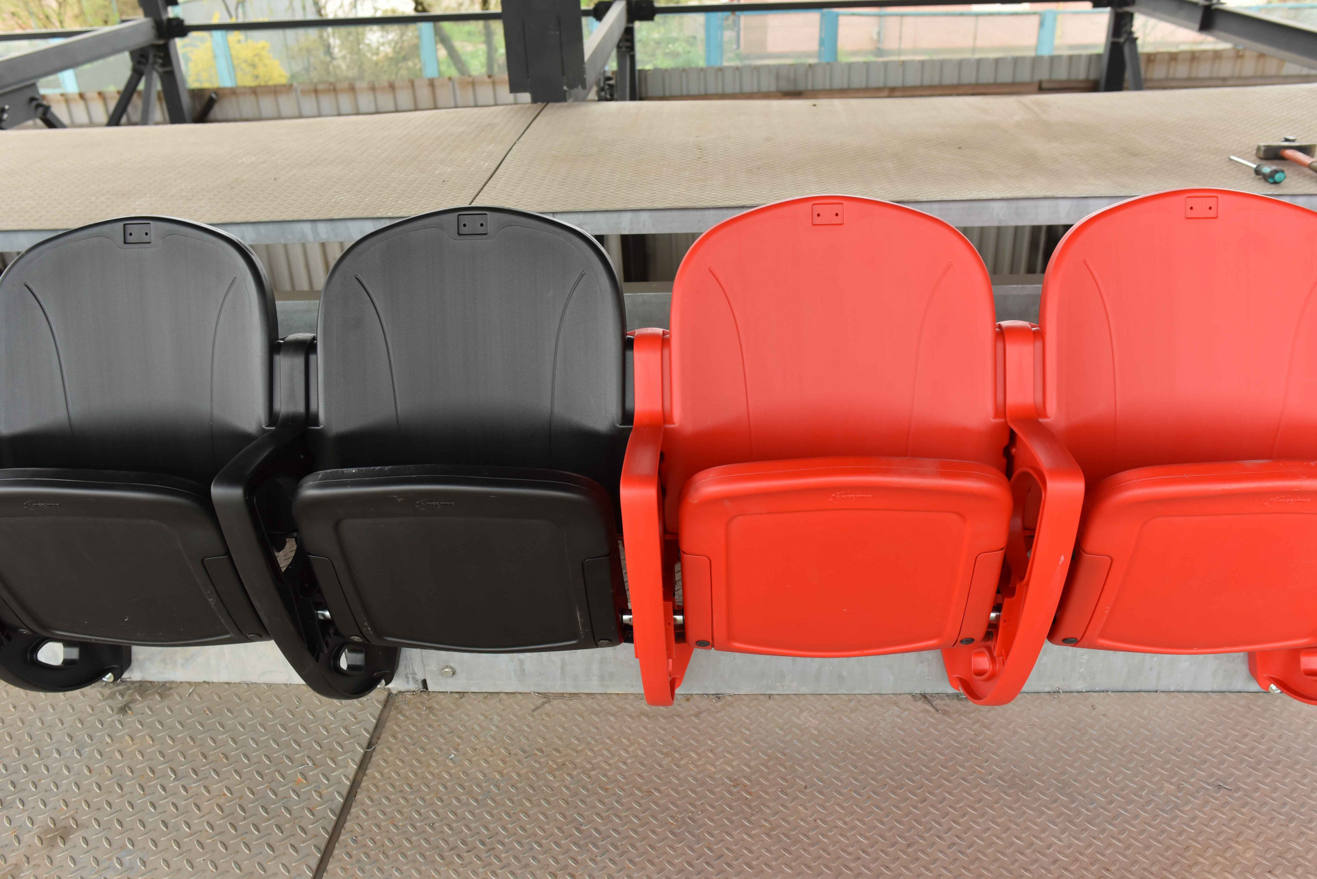На новій трибуні стадіону "Гірник" розпочато монтаж перших пластикових сидінь