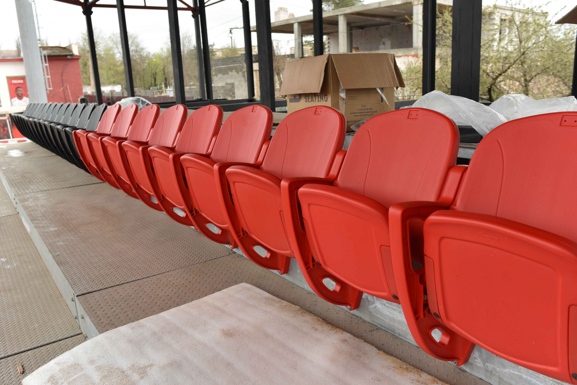 На новій трибуні стадіону "Гірник" розпочато монтаж перших пластикових сидінь