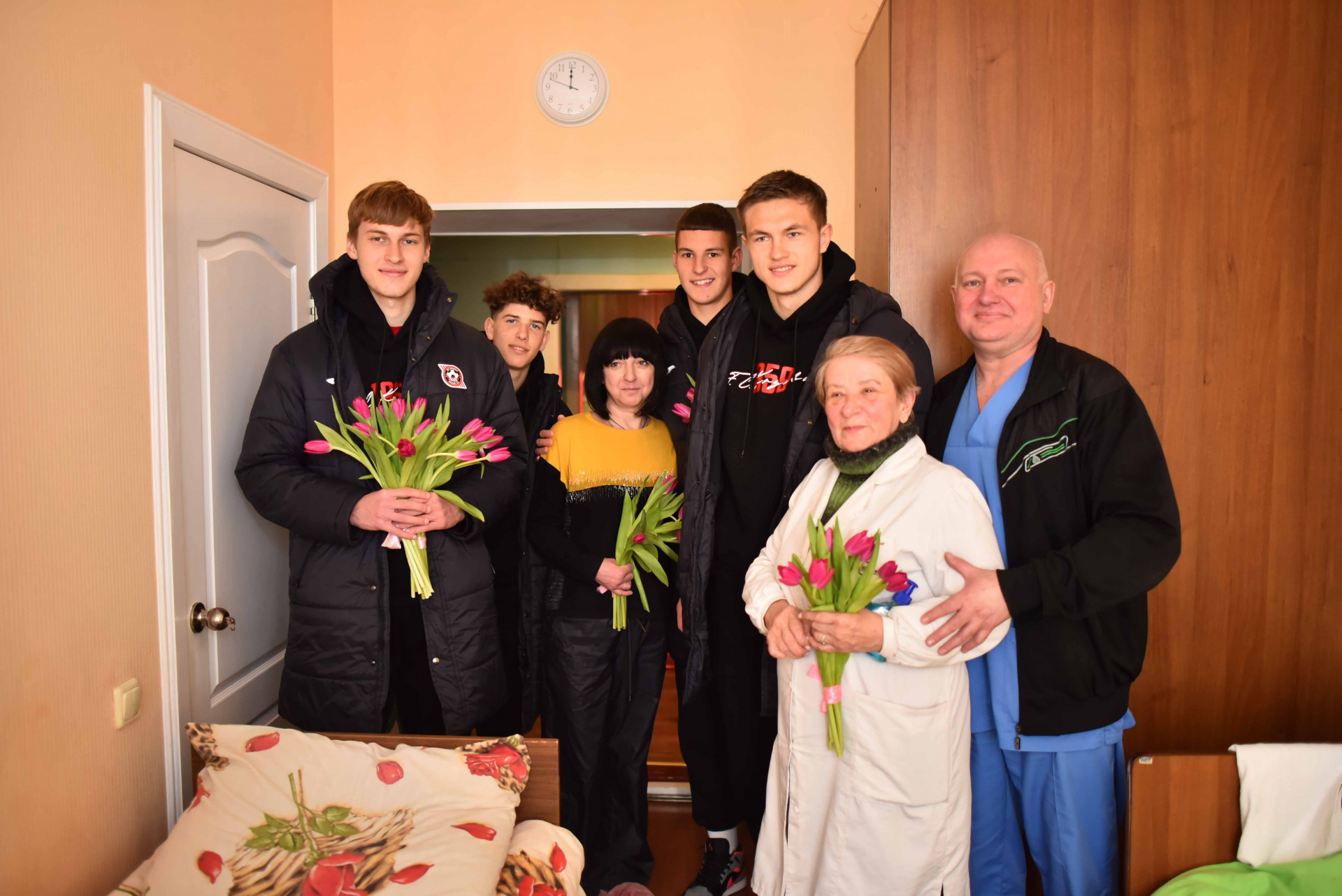 "Кривбас" U-19 привітав з 8 березня жінок-медиків