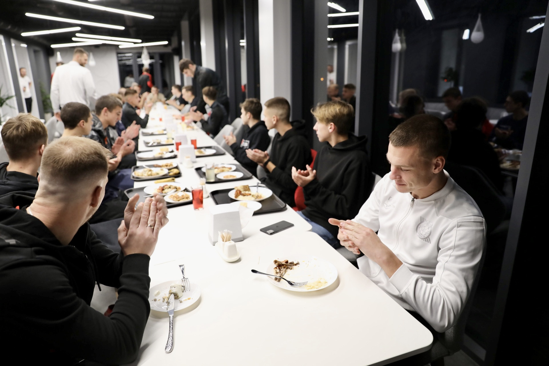 "Кривбас" запросив болбоїв гри з "Дніпром-1" на спільну вечерю
